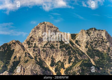 Italienische Alpen in der Nähe von Trient, mit den Gipfeln von Vigolana und Becco di Filadonna fotografiert vom Caldonazzo See, Trentino Alto Adige, Italien, Europa. Stockfoto