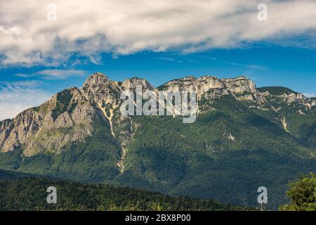 Italienische Alpen in der Nähe von Trient, mit den Gipfeln von Vigolana und Becco di Filadonna fotografiert vom Caldonazzo See, Trentino Alto Adige, Italien, Europa. Stockfoto