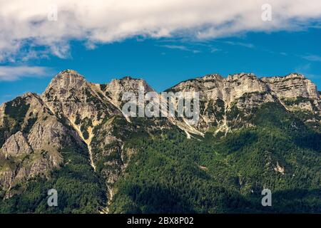 Italienische Alpen in der Nähe von Trient, mit den Gipfeln von Vigolana und Becco di Filadonna fotografiert vom Caldonazzo See, Trentino Alto Adige, Italien, Europa. Stockfoto