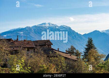 Monte Baldo mit Schnee im Winter, italienische Alpen in der Nähe von Riva del Garda, fotografiert von der mittelalterlichen Ortschaft Canale di Tenno, Trentino, Italien. Stockfoto
