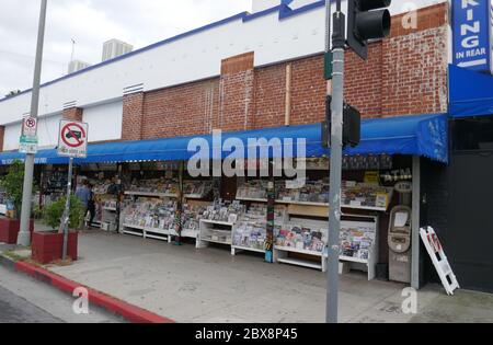 Los Angeles, Kalifornien USA 5. Juni 2020 EIN Zeitungskiosk ist geöffnet, während Black Lives Matter Proteste in Los Angeles während der Coronavirus Covid-19 Pandemie am 5. Juni 2020 in Los Angeles, Kalifornien, USA, stattfinden. Foto von Barry King/Alamy Stock Photo Stockfoto