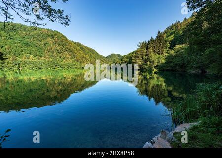 Lago di Levico, kleiner schöner See in den italienischen Alpen, Valsugana Tal, Levico Terme Stadt, Trient Provinz, Trentino Alto Adige, Italien, Europa Stockfoto