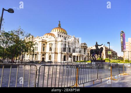 Mexiko-Stadt, Mexiko; April 26 2020: Blick auf den Palacio de Bellas Artes oder Palast der Schönen Künste, ein berühmter Theater-, Museum- und Musikort in Mexiko Ci Stockfoto