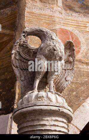 Stadt Trient, Nahaufnahme des Adlerbrunnens auf der Piazza del Duomo (Domplatz), Marmorskulptur (1850). Trentino-Südtirol, Italien, Europa Stockfoto
