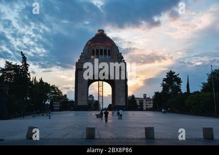 Mexiko-Stadt, Mexiko; April 26 2020: Sonnenuntergang am Monument der mexikanischen Revolution (Monumento a la Revolucion) Stockfoto