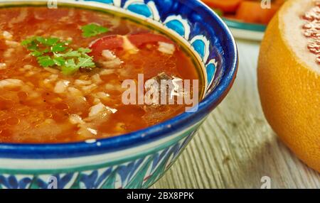 Chorba Frik: Traditionelle Suppe, algerische Küche, traditionelle mediterrane Gerichte, Blick von oben. Stockfoto