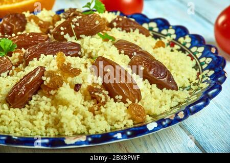 Safran und Raisin Couscous, algerische Küche, traditionelle mediterrane Gerichte, Blick von oben. Stockfoto