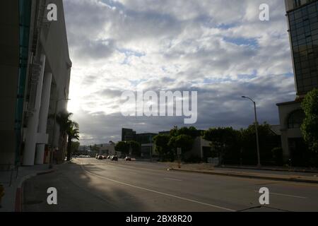 Los Angeles, Kalifornien USA 5. Juni 2020 EINE allgemeine Sicht der Atmosphäre von Wolken und Sonnenuntergang während Black Lives Matter Proteste finden in ganz Los Angeles während der Coronavirus Covid-19 Pandemie am 5. Juni 2020 in Los Angeles, Kalifornien, USA statt. Foto von Barry King/Alamy Stock Photo Stockfoto