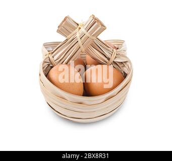 Frische Eier in einem Korb aus getrockneten Blatt isoliert auf weißem Hintergrund, Speichern Schnittpfad. Stockfoto