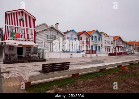 Bunte traditionelle Häuser aus Holz in Costa Nova Beach Stockfoto