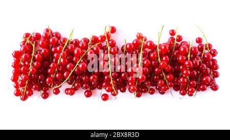 Verschiedene frische Sommerfrüchte. Reife rote Johannisbeeren auf weißem Hintergrund. Reife rote Johannisbeeren auf weißem Hintergrund isoliert. Rote Beeren. Draufsicht. Hintergrund Stockfoto