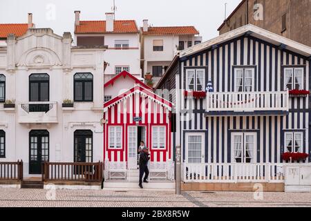 Bunte traditionelle Häuser aus Holz in Costa Nova Beach Stockfoto