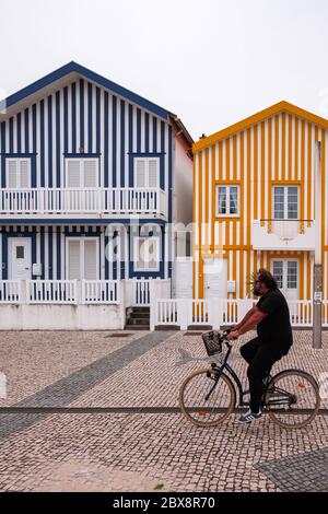 Bunte traditionelle Häuser aus Holz in Costa Nova Beach Stockfoto