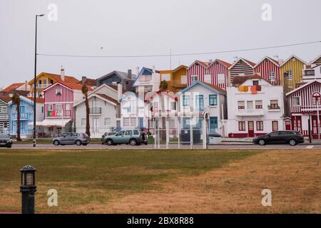 Bunte traditionelle Häuser aus Holz in Costa Nova Beach Stockfoto