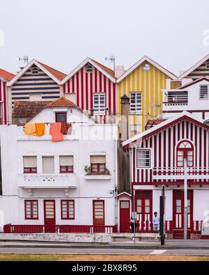 Bunte traditionelle Häuser aus Holz in Costa Nova Beach Stockfoto