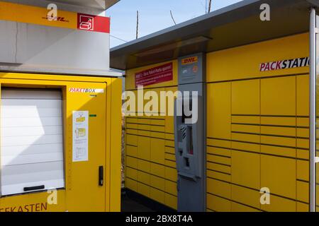 DHL Packstation, wo Kunden ihre Bestellung selbst abholen und auch Pakete versenden können Stockfoto