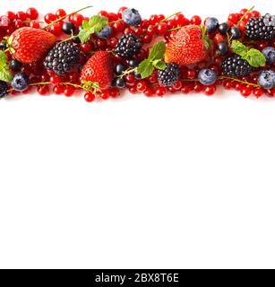 Mischen Sie Beeren auf einem weißen Hintergrund. Reife rote Johannisbeeren, Erdbeeren, Brombeeren, Heidelbeeren, schwarze Johannisbeeren mit Minzblättern auf weißem Hintergrund. Oben Stockfoto