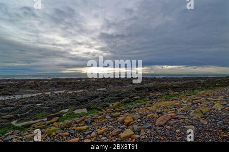 Der Kiesstrand von St Monan bei Ebbe an einem nassen Tag im Januar unter starker Wolke nach einem Sturm vor kurzem. Stockfoto