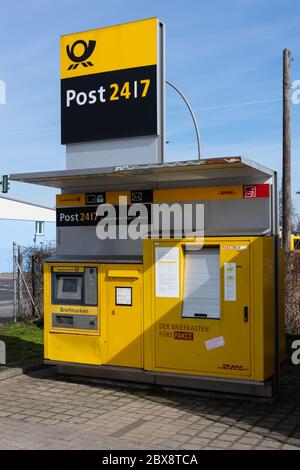 DHL Packstation, wo Kunden ihre Bestellung selbst abholen und auch Pakete versenden können Stockfoto