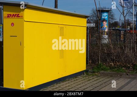 DHL Packstation von hinten, wo Kunden ihre Bestellung selbst abholen und auch Pakete versenden können Stockfoto