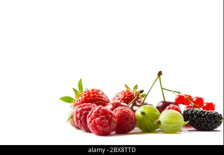 Früchte und Beeren auf weißem Hintergrund isoliert. Reife Johannisbeeren, Himbeeren, Kirschen, Erdbeeren, Stachelbeeren, Maulbeeren. Hintergrund der Mischung Obst Stockfoto