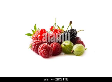 Früchte und Beeren auf weißem Hintergrund isoliert. Reife Johannisbeeren, Himbeeren, Kirschen, Erdbeeren, Stachelbeeren, Maulbeeren. Hintergrund der Mischung Obst Stockfoto