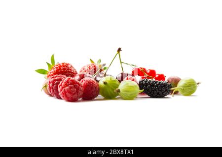 Früchte und Beeren auf weißem Hintergrund isoliert. Reife Johannisbeeren, Himbeeren, Kirschen, Erdbeeren, Stachelbeeren, Maulbeeren. Hintergrund der Mischung Obst Stockfoto
