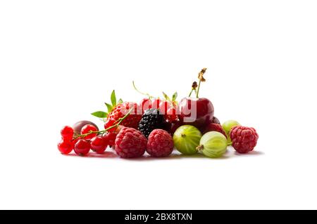 Früchte und Beeren auf weißem Hintergrund isoliert. Reife Johannisbeeren, Himbeeren, Kirschen, Erdbeeren, Stachelbeeren, Maulbeeren. Hintergrund der Mischung Obst Stockfoto