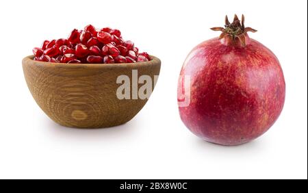 Granatapfel und Schüssel mit Granatapfelkernen auf weißem Hintergrund isoliert. Reife Granatäpfel aus nächster Nähe. Süßes und saftiges Granat mit Kopierraum für Text. Stockfoto