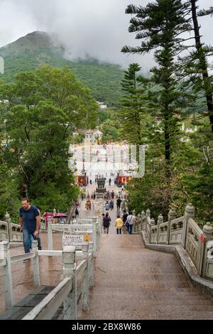 Blick hinunter auf das Dorf Ngon Ping von der Treppe der Tian Tan Big Buddha Statue auf Lantau Island, Hong Kong Stockfoto