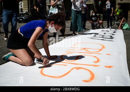 Turin, Italien. Juni 2020. TURIN, ITALIEN - 05. Juni 2020: Ein Protestler schreibt "Fight Every Crisis" auf einem Banner während eines Freitags für zukünftige Demonstrationen, einen weltweiten Klimastreik gegen staatliche Untätigkeit in Richtung Klimawandel und Umweltverschmutzung. (Foto: Nicolò Campo/Sipa USA) Quelle: SIPA USA/Alamy Live News Stockfoto