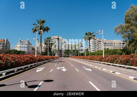 Aktuelle Vorderansicht von beiden Seiten des Puente de las flores ( pont de les flors ) valencia an einem sonnigen Tag ohne Wolken und blauen Himmel Stockfoto