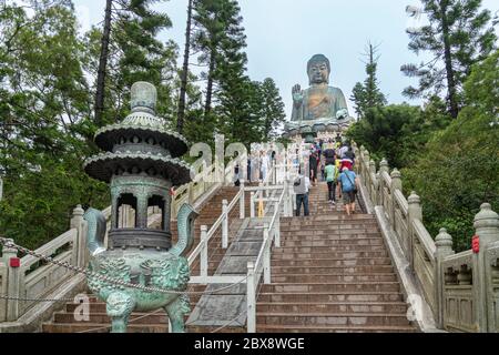 Stufen führen zur großen Buddha-Statue von Tian Tan auf der Insel Lantau, Hongkong Stockfoto