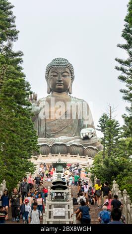 Stufen führen zur großen Buddha-Statue von Tian Tan auf der Insel Lantau, Hongkong Stockfoto