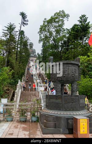 Stufen führen zur großen Buddha-Statue von Tian Tan auf der Insel Lantau, Hongkong Stockfoto