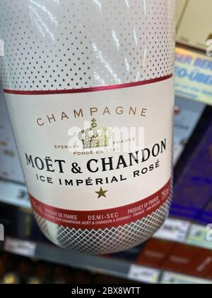 Tönisvorst, Deutschland - 5. Juni. 2020: Nahaufnahme der isolierten Moet & Chandon Champagner-Flasche im Regal des deutschen Supermarktes Stockfoto