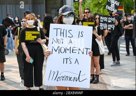 Seoul, Südkorea. Juni 2020. Ein südkoreanischer Demonstrator hält am Samstag, den 6. Juni, ein Schild zur Unterstützung der Bewegung Black Lives Matter in der Innenstadt von Seoul. Eine kleine Demonstration fand in der südkoreanischen Hauptstadt über den Tod in der US-Polizeigewahrsam von George Floyd statt. Foto von Thomas Maresca/UPI Quelle: UPI/Alamy Live News Stockfoto