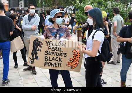 Seoul, Südkorea. Juni 2020. Ein Demonstrator hält am Samstag, den 6. Juni, ein Schild zur Unterstützung der Bewegung Black Lives Matter in der Innenstadt von Seoul. Eine kleine Demonstration fand in der südkoreanischen Hauptstadt über den Tod in der US-Polizeigewahrsam von George Floyd statt. Foto von Thomas Maresca/UPI Quelle: UPI/Alamy Live News Stockfoto