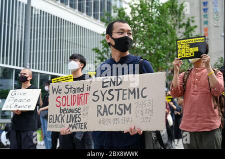 Seoul, Südkorea. Juni 2020. Demonstranten halten am Samstag, den 6. Juni, in der Innenstadt von Seoul Schilder, die zum Ende des systemischen Rassismus und zur Unterstützung der Bewegung Black Lives Matter aufrufen. Eine kleine Demonstration fand in der südkoreanischen Hauptstadt über den Tod in der US-Polizeigewahrsam von George Floyd statt. Foto von Thomas Maresca/UPI Quelle: UPI/Alamy Live News Stockfoto