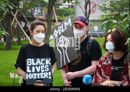 Seoul, Südkorea. Juni 2020. Demonstranten halten am Samstag, den 6. Juni, Zeichen zur Unterstützung der Bewegung Black Lives Matter in der Innenstadt von Seoul. Eine kleine Demonstration fand in der südkoreanischen Hauptstadt über den Tod in der US-Polizeigewahrsam von George Floyd statt. Foto von Thomas Maresca/UPI Quelle: UPI/Alamy Live News Stockfoto