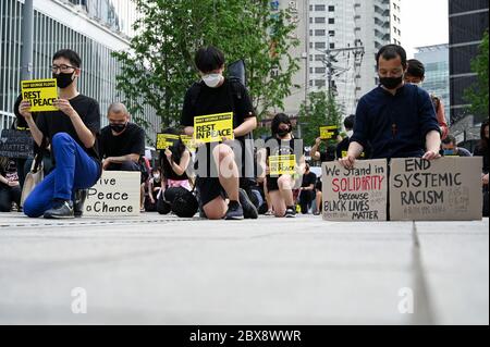 Seoul, Südkorea. Juni 2020. Am Samstag, den 6. Juni, knien die Demonstranten zur Unterstützung der Bewegung Black Lives Matter in der Innenstadt von Seoul. Eine kleine Demonstration fand in der südkoreanischen Hauptstadt über den Tod in der US-Polizeigewahrsam von George Floyd statt. Foto von Thomas Maresca/UPI Quelle: UPI/Alamy Live News Stockfoto