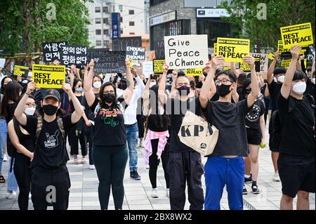 Seoul, Südkorea. Juni 2020. Demonstranten halten bei Demonstrationen über den Tod von George Floyd in der US-Polizeigewahrsam in der Innenstadt von Seoul am Samstag, den 6. Juni, Zeichen. Foto von Thomas Maresca/UPI Quelle: UPI/Alamy Live News Stockfoto