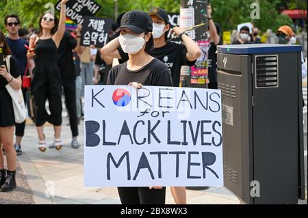 Seoul, Südkorea. Juni 2020. Ein südkoreanischer Demonstrator hält am Samstag, den 6. Juni, ein Schild zur Unterstützung der Bewegung Black Lives Matter in der Innenstadt von Seoul. Eine kleine Demonstration fand in der südkoreanischen Hauptstadt über den Tod in der US-Polizeigewahrsam von George Floyd statt. Foto von Thomas Maresca/UPI Quelle: UPI/Alamy Live News Stockfoto