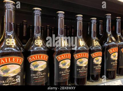 Tönisvorst, Deutschland - 5. Juni. 2020: Nahaufnahme von isolierten Baileys irish Cream Flaschen im Regal des deutschen Supermarktes Stockfoto