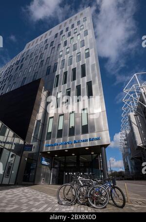 Fahrräder, die vor dem Eingang der Newcastle University Business School in Gallowgate, Newcastle upon Tyne, England, geparkt sind. Stockfoto