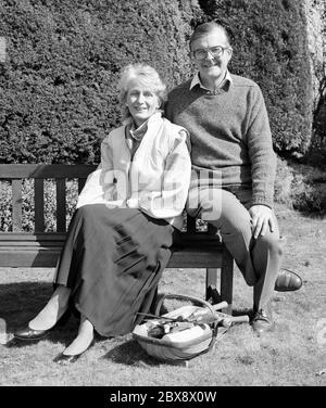 Porträt von Kenneth Baker MP / Baron Baker of Dorking posiert mit seiner Frau Mary. April 1987. Stockfoto