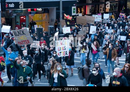 Sydney Australien 6. Juni 2020, Menschen protestieren auf der Straße für schwarze Leben, schwarze Todesfälle in Haft und gegen Rassismus trotz der medi Stockfoto