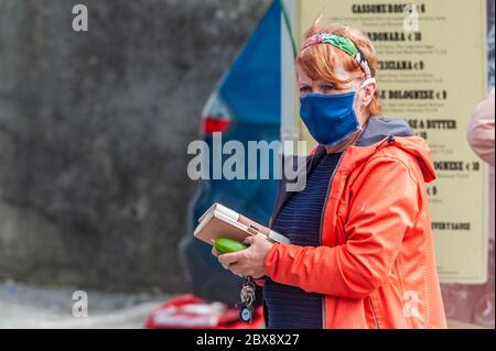 Bandon, West Cork, Irland. Juni 2020. Eine Frau auf dem Bauernmarkt in Bandon trägt eine Gesichtsmaske, um sich vor Covid-19 zu schützen. Credit: AG News/Alamy Live News Stockfoto