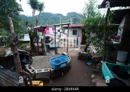 Ein maya indigene Frau zu Hause in San Jorge La Laguna, Solola, Guatemala. Stockfoto