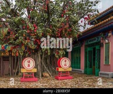 Segensdrums und Bodhi Wishing Tree im Dorf Ngong Ping auf der Insel Lantau, Hongkong Stockfoto